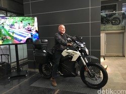 Ini Motor Listrik yang Temani Alain Compost Keliling Indonesia