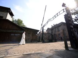 Kunjungi Kamp Auschwitz, Paus Fransiskus Doakan Korban Kekejaman Nazi