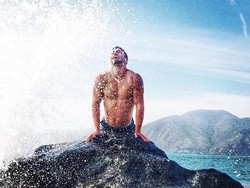 Foto Parodi Ketika Pria Meniru Pose Ikonik Para Wanita