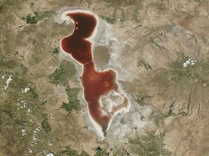 Danau Berwarna Merah Darah di Iran