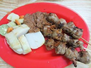 Kenyal Harum Bakso Bakar dengan Siraman Saus Pedas Gurih