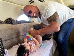 Bertampang Sangar, Ini Momen Manis Saat The Rock Didandani Anak Perempuannya