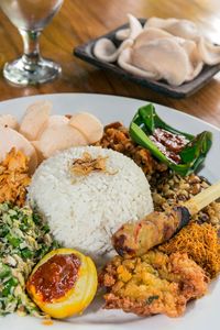 Sore Ini Makan Enak Ikan Bakar, Nasi Bali, Mie Pedas, sampai Begor Mantap