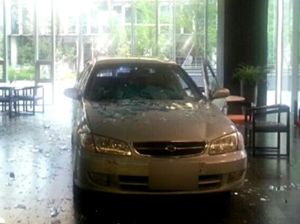 Kesal, Gamer Ini Tabrakkan Mobil ke Markas Developer