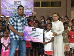 Mahasiswa RI di Brisbane Serahkan Bantuan ke Papua