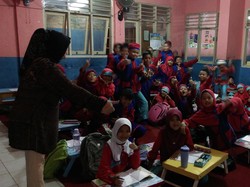 Cerianya Siswa SDN 15 Pangkalpinang dapat Kursi Baru Setelah 6 Bulan Lesehan