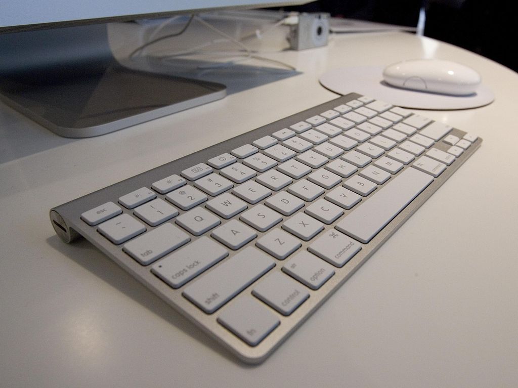 Cara Bersihkan Laptop dan Keyboard Untuk Kerja dari Rumah Cara Bersihkan Laptop dan Keyboard Untuk Kerja dari Rumah
