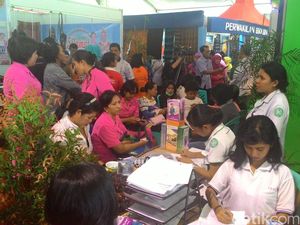 Begini Serunya Para Ibu-ibu di Kupang Cek IVA dan Papsmear Gratis