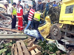 Video Amatir Tabrakan Beruntun Tewaskan 10 Orang