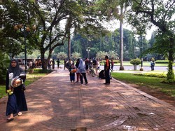 Bersih dan Tak Ada PKL, Bikin Monas Makin Ramai Dikunjungi Wisatawan