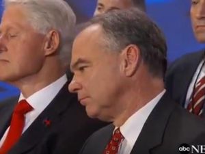 Bill Clinton Tertidur Saat Istrinya Berpidato di Konvensi Demokrat Bill Clinton Tertidur Saat Istrinya Berpidato di Konvensi Demokrat