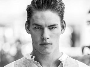 Tyler Clinton, Keponakan Seksi Hillary Clinton yang Mencuri Perhatian Netizen