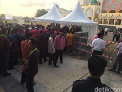 Jelang Pembukaan MTQ Nasional, Peserta dan Warga Menyemut di Islamic Center NTB