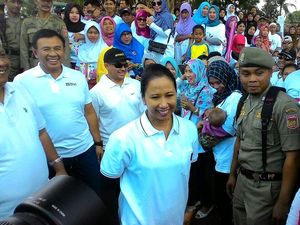 Hadir di Acara HUT 8 BUMN, Rini Soemarno Jadi Sasaran Selfie