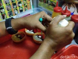 Terang Bulan Poke Ball Ini Jadi Buruan Warga Mojokerto