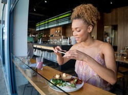 Studi Ungkap Memotret Makanan Sebelum Makan Bisa Bikin Langsing Lho