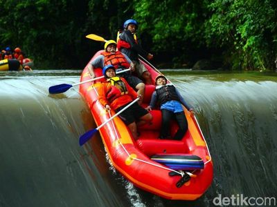 Rafting Seru Taklukkan Derasnya Sungai Kalibaru, Banyuwangi
