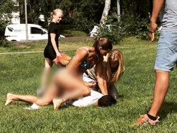 Heboh! Aksi Polwan Berbikini di Swedia Tangkap Pencuri