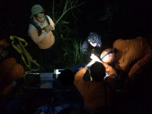 Seorang Pendaki Luka Berat Akibat Jatuh ke Jurang 15 Meter di Gunung Karang