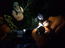 Seorang Pendaki Luka Berat Akibat Jatuh ke Jurang 15 Meter di Gunung Karang