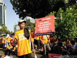 Sambil Bersih-bersih Jalan, Jaklovers Dukung Risma Maju ke Pilgub DKI
