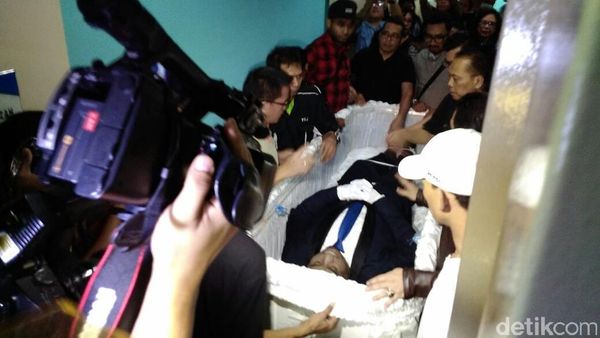 Jenazah Mike Mohede Dibawa ke Rumah Duka