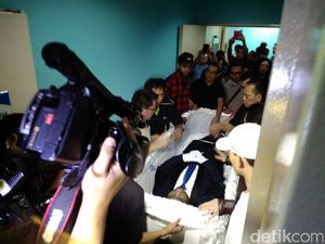 Jenazah Mike Mohede Dibawa ke Rumah Duka
