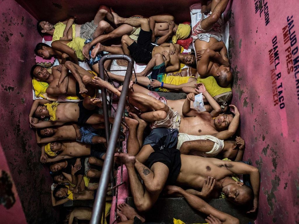 Gambaran Mengerikan Sesaknya Penjara di Filipina Gambaran Mengerikan Sesaknya Penjara di Filipina