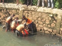 Petugas Kebersihan Temukan Mayat di Kali Krukut, Mampang