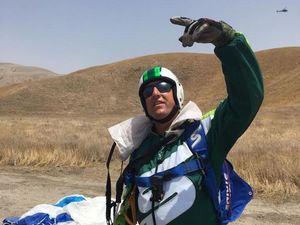 Ini Orang Pertama di Bumi yang Berhasil Terjun dari Udara Tanpa Parasut