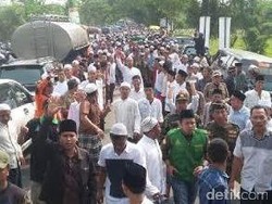 Ribuan Orang Antar Jenazah KH Mas Subadar ke Peristirahatan Terakhir