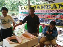 Hiii, Bakso yang Kenyal Gurih Disajikan dalam Jamban Jongkok