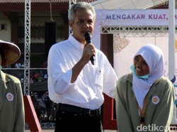 Gubernur Ganjar Akan Berikan Selamat ke Ahok Kalau Sudah Menang Pilgub