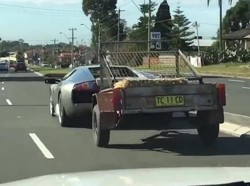 Weleh, Lamborghini Kok Dipakai Buat Narik Kambing?