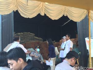 Polda Metro Bongkar Gudang Penyimpanan Barang Tekstil Impor Bekas di Cakung Polda Metro Bongkar Gudang Penyimpanan Barang Tekstil Impor Bekas di Cakung