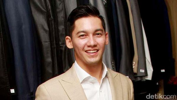 Samuel Zylgwyn Fitting Baju Pengantin