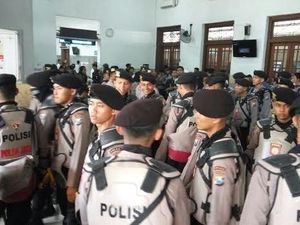 Ratusan Bonek Datangi Stasiun Gubeng Jelang Demo Kantor Kemenpora