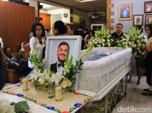 Cerita Kesetiaan Kekasih Dampingi Mike Mohede Sampai Maut Memisahkan