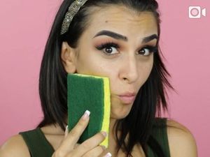 Fungsi Lain Spons Cuci Piring: Brush Makeup Hingga Untuk Mengeriting Rambut