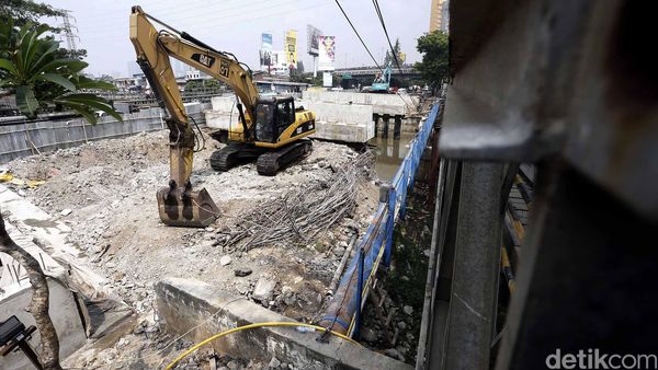 Perbaikan Jembatan Besi Latumenten