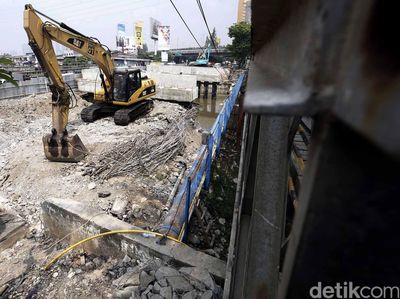 Perbaikan Jembatan Besi Latumenten