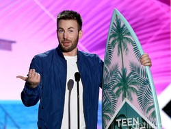 Chris Evans Telanjang Dada di Kolam Renang, Fans Baru Tahu Fakta Mengejutkan