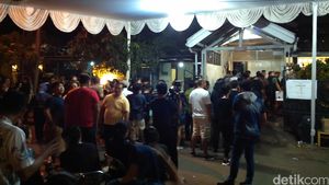Para Pelayat Penuhi Rumah Mike Mohede