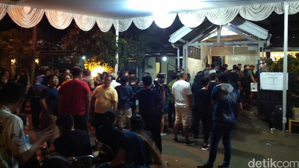 Para Pelayat Penuhi Rumah Mike Mohede