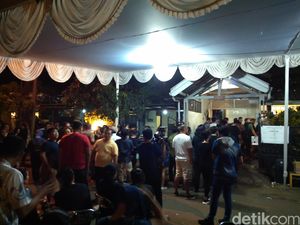 Para Pelayat Penuhi Rumah Mike Mohede