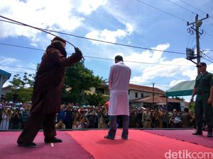 Dukun Cabul di Aceh Utara Dihukum Cambuk 25 Kali Dukun Cabul di Aceh Utara Dihukum Cambuk 25 Kali