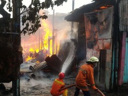 Bengkel Kayu di Cipinang Muara Terbakar, 13 Mobil Damkar Meluncur