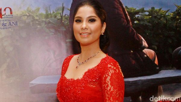 Annisa Pohan Anggun Berkebaya Merah