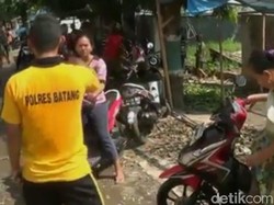 Polisi dari Batang ini Nasihati Warga Agar Tak Ambil Minuman dari Truk yang Celaka