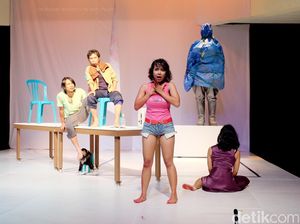 Pentas Yang Fana Adalah Waktu oleh Teater Garasi Pentas Yang Fana Adalah Waktu oleh Teater Garasi